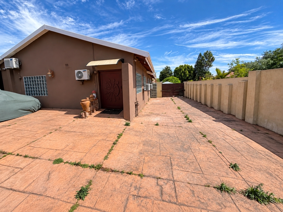 5 Bedroom Property for Sale in Protea Heights Western Cape